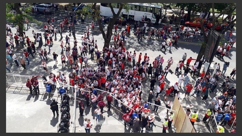 Hinchas de River en uno de los accesos.