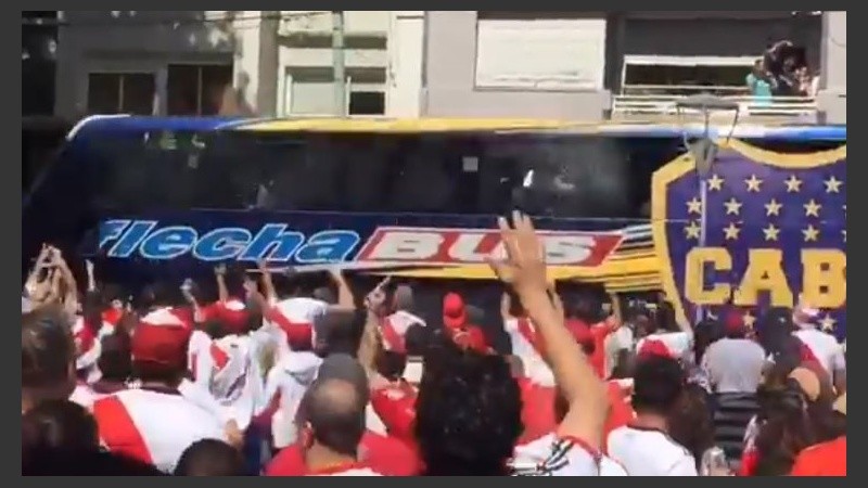 El ataque al colectivo de Boca antes de ingresar al estadio.