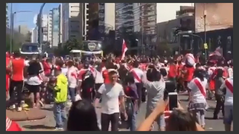 El colectivo de Boca pasó frente a los hinchas de River.