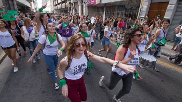 Mujeres se movilizaron desde la plaza San Martín hasta el Monumento a la Bandera