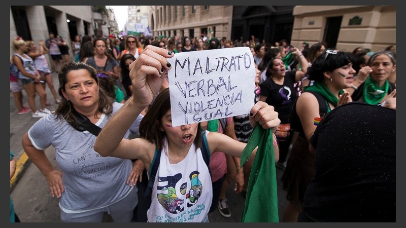 Una de las chicas con un cartel durante la marcha de esta tarde.
