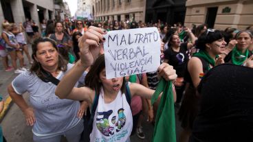 Una de las chicas con un cartel durante la marcha de esta tarde.