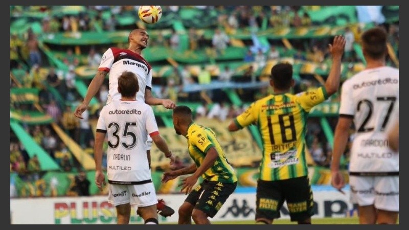 Una acción del primer tiempo en el José María Minella.