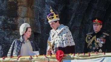 La actriz Olivia Colman y el actor Josh O’Connor como la reina Isabel II y el príncipe Carlos, respectivamente.