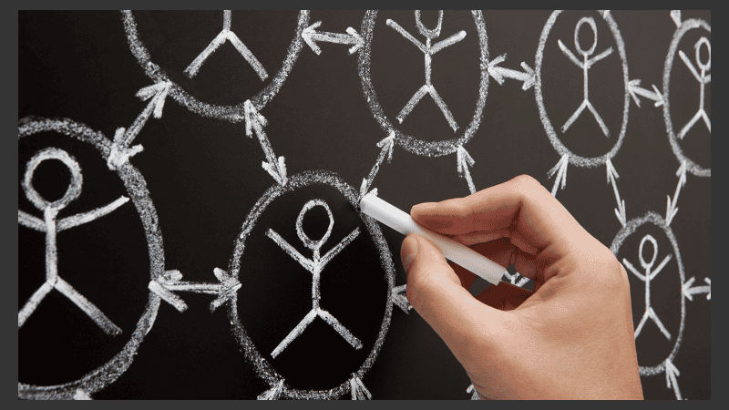 La Sociología es una ciencia social que se ocupa de estudiar al ser humano en cuanto a su contexto histórico cultural, sus relaciones y sus diversas actividades sociales. 