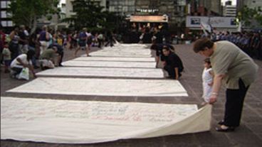 Las "mantas" son lienzos donde se escribieron los nombres de las personas fallecidas, con pinturas de distintos colores.