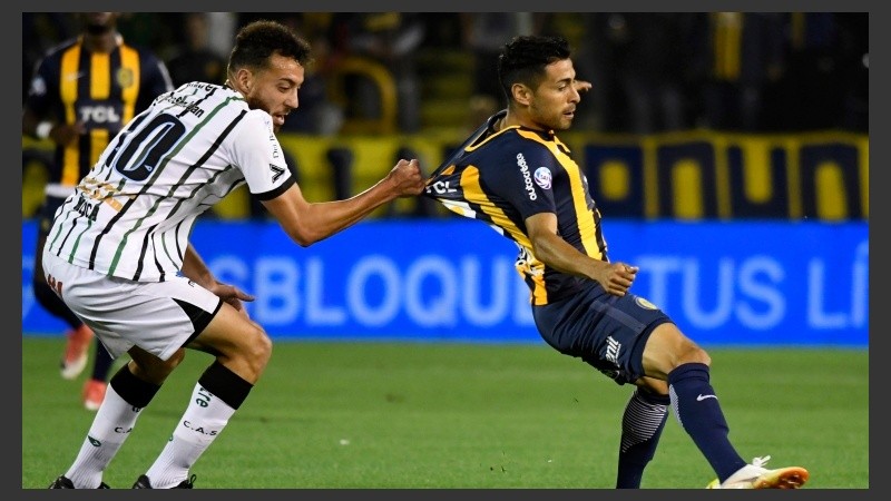 Carrizo es tomado de la camiseta. Central ganó con justicia.