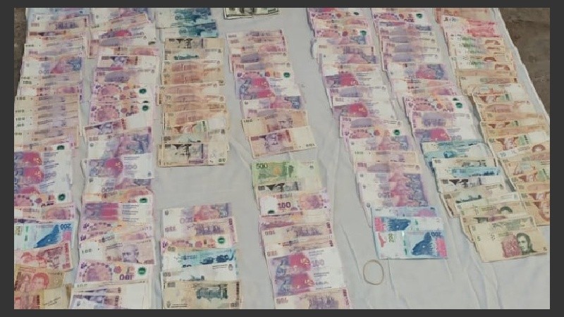 Los efectivos retuvieron gran cantidad de material que será analizado.