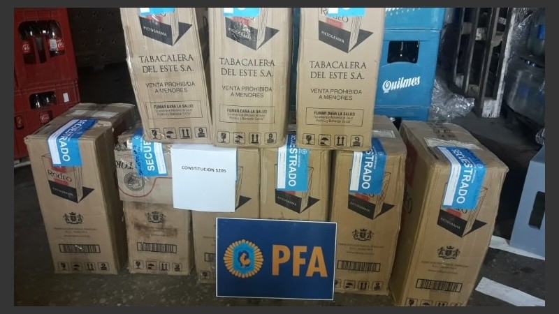 Los efectivos retuvieron gran cantidad de material que será analizado.