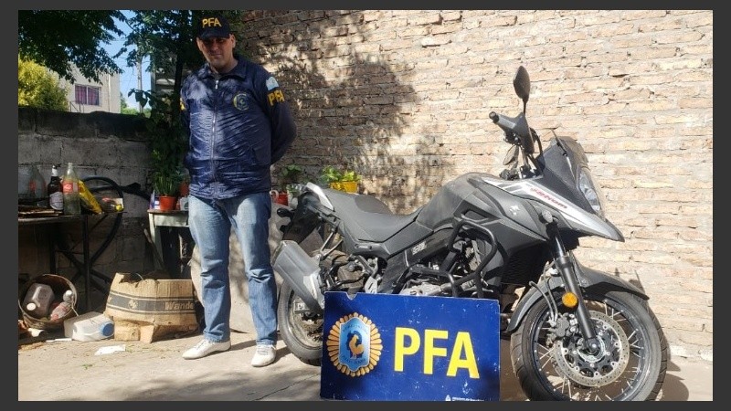 Los efectivos retuvieron gran cantidad de material que será analizado.