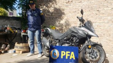 Los efectivos retuvieron gran cantidad de material que será analizado.