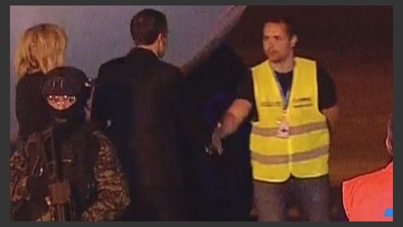 Macron llegó y la bienvenida se la dio un empleado del aeropuerto. 