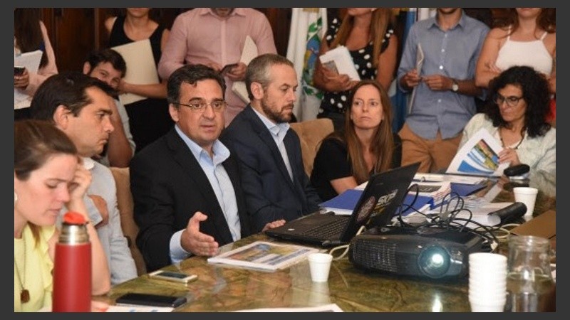 Los funcionarios municipales fueron al Concejo a presentar el proyecto.