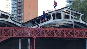 Los jóvenes vestidos como Spiderman en el techo del galpón.