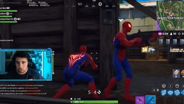 Un momento de la acción con dos hombres Araña.