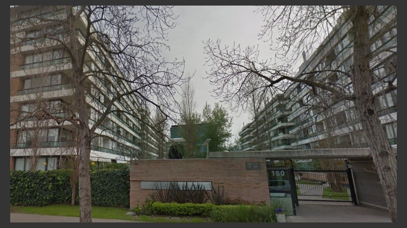 El departamento del jefe policial está ubicado frente al Parque Scalabrini Ortiz.