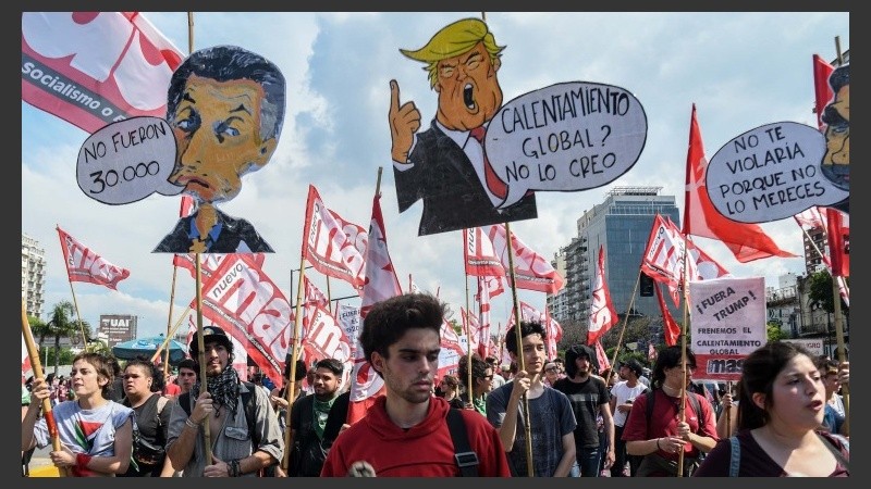 Carteles contra Trump y Macri en la marcha contra el G20. 