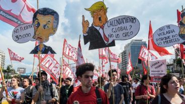 Carteles contra Trump y Macri en la marcha contra el G20.