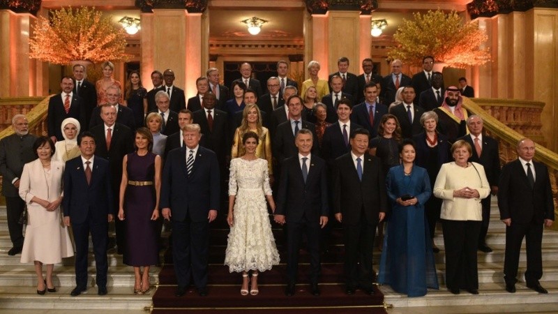 Los presidentes en la foto previa a la gala en el Teatro Colón.