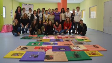 Amar la trama sorora: las talleristas,de "La que soy",  junto a los autorretaros intervenidos en invitadas.