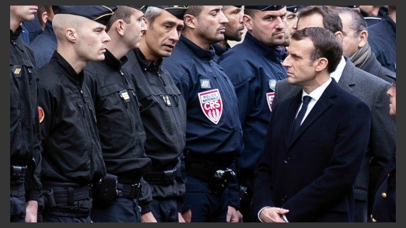 Emmanuel Macron recibe el informe de las fuerzas de seguridad francesas.