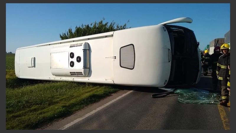 El micro terminó volcando en la ruta.