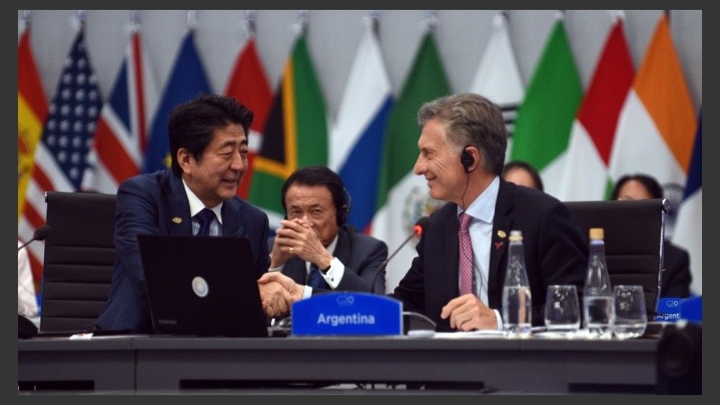 El presidente Mauricio Macri y el primer ministro japonés, Shinzo Abe, estrechan sus manos durante la cumbre del G20.
