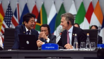 El presidente Mauricio Macri y el primer ministro japonés, Shinzo Abe, estrechan sus manos durante la cumbre del G20.