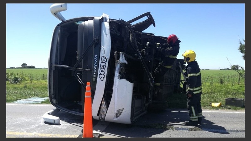 El micro terminó volcando en la ruta.