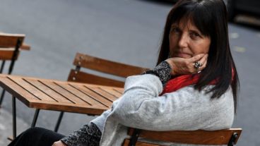 "Con línea clara dibuja argumentos y personajes que generan preguntas sin respuestas fáciles o cómodas”, apunta el fallo del premio otorgado a Piñeiro.