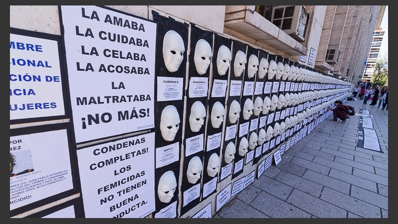 La intervención visibiliza los femicidios, travesticidios y muertes por abortos clandestinos de este 2018.