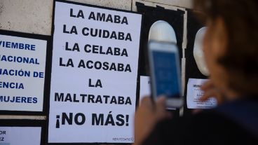 Uno de los carteles visto este lunes.