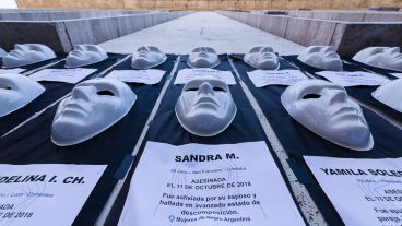 Máscaras blancas por cada víctima de femicidio durante este 2018.