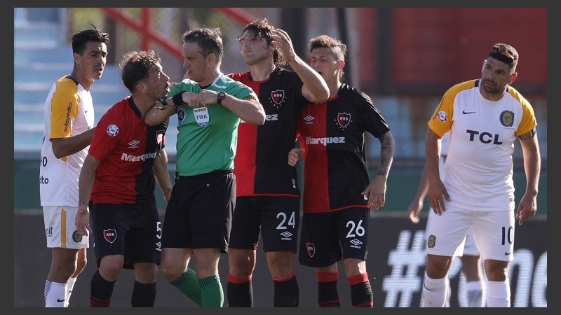 Loustau dirigió el clásico rosarino a puertas cerradas en Sarandí. 