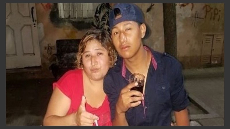 Ivonne Kukoc junto a su hijo Juan Pablo, el asaltante al que mató Chocobar.