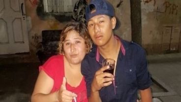 Ivonne Kukoc junto a su hijo Juan Pablo, el asaltante al que mató Chocobar.