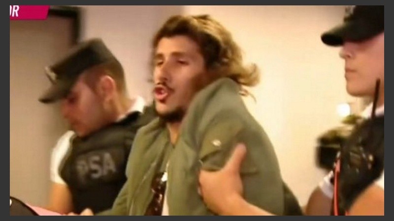 Rodrigo Eguillor al ser detenido en Ezeiza. 