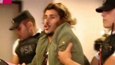 Rodrigo Eguillor al ser detenido en Ezeiza.