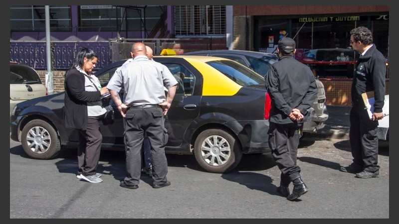 Estacionar en doble fila no sólo dificulta el tránsito en las calles; también genera riesgos.  