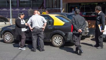 Estacionar en doble fila no sólo dificulta el tránsito en las calles; también genera riesgos.
