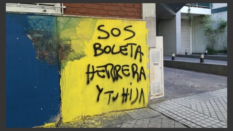 Grave. La frase alude al futbolista y su familia.