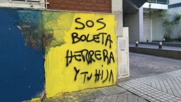 Grave. La frase alude al futbolista y su familia.