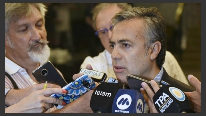 Cornejo apoya el nuevo protocolo pero si hay formación policial. 