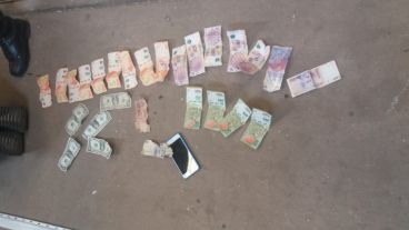 Los ladrones llevaban más de 11 mil pesos y dólares.