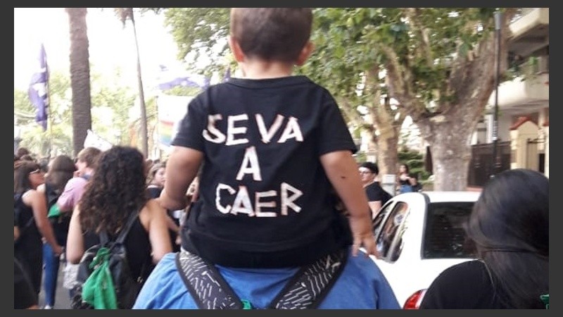 Con la remera, a la marcha.