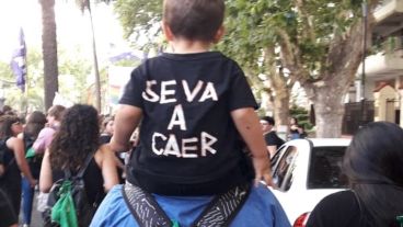 Con la remera, a la marcha.