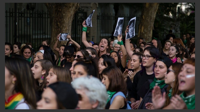 Mujeres al grito de justicia este miércoles por la tarde. 