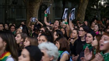 Mujeres al grito de justicia este miércoles por la tarde.