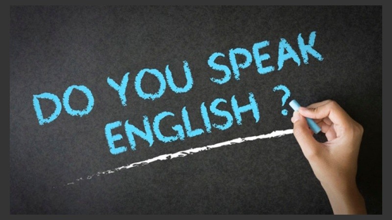 Para las generaciones mayores, el contacto con el idioma no se presenta de forma tan frecuente, al igual que las buenas habilidades para el manejo de la tecnología.