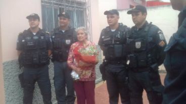 La anciana posa junto a los policías.